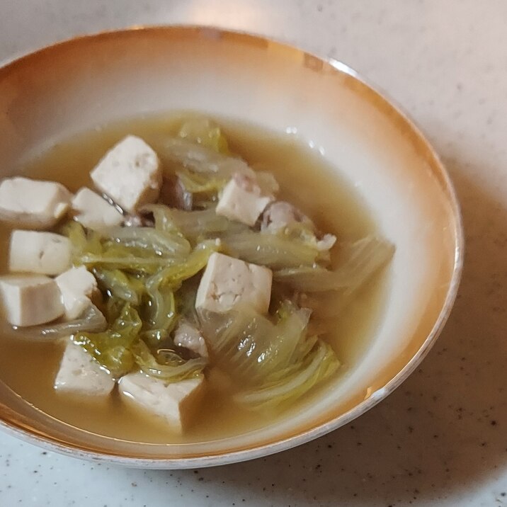 白菜と豆腐と豚バラ肉のスープ